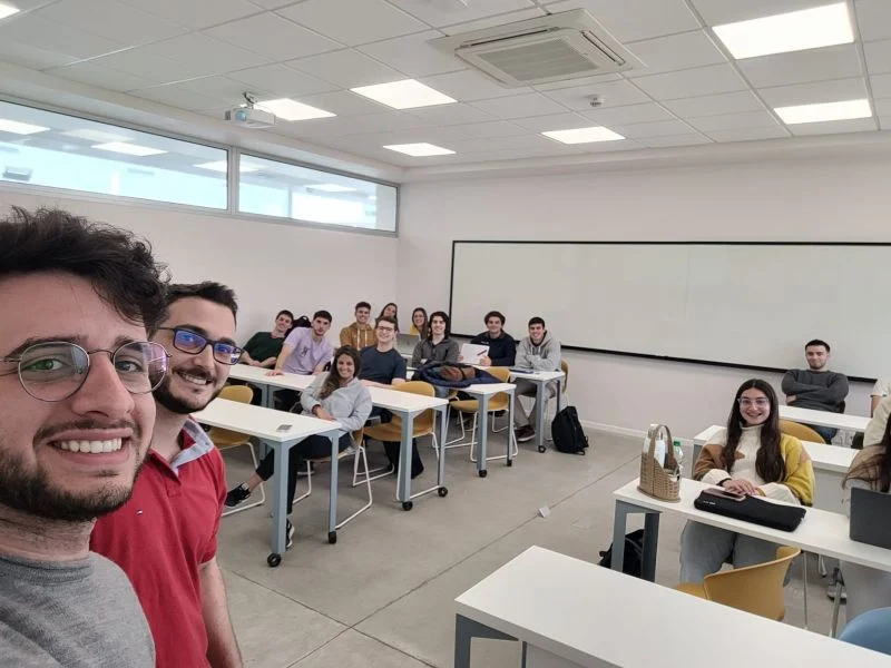 Martín Hounie compartiendo experiencias con estudiantes en una clase.
