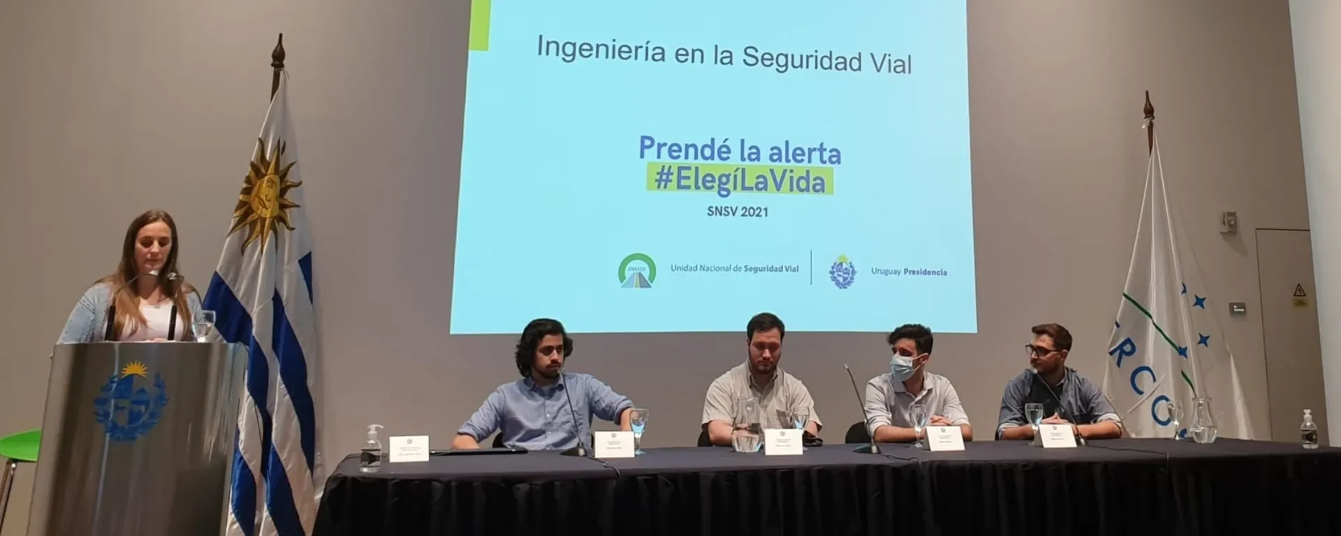 Martín Hounie participando en un panel profesional de ingeniería en seguridad vial.