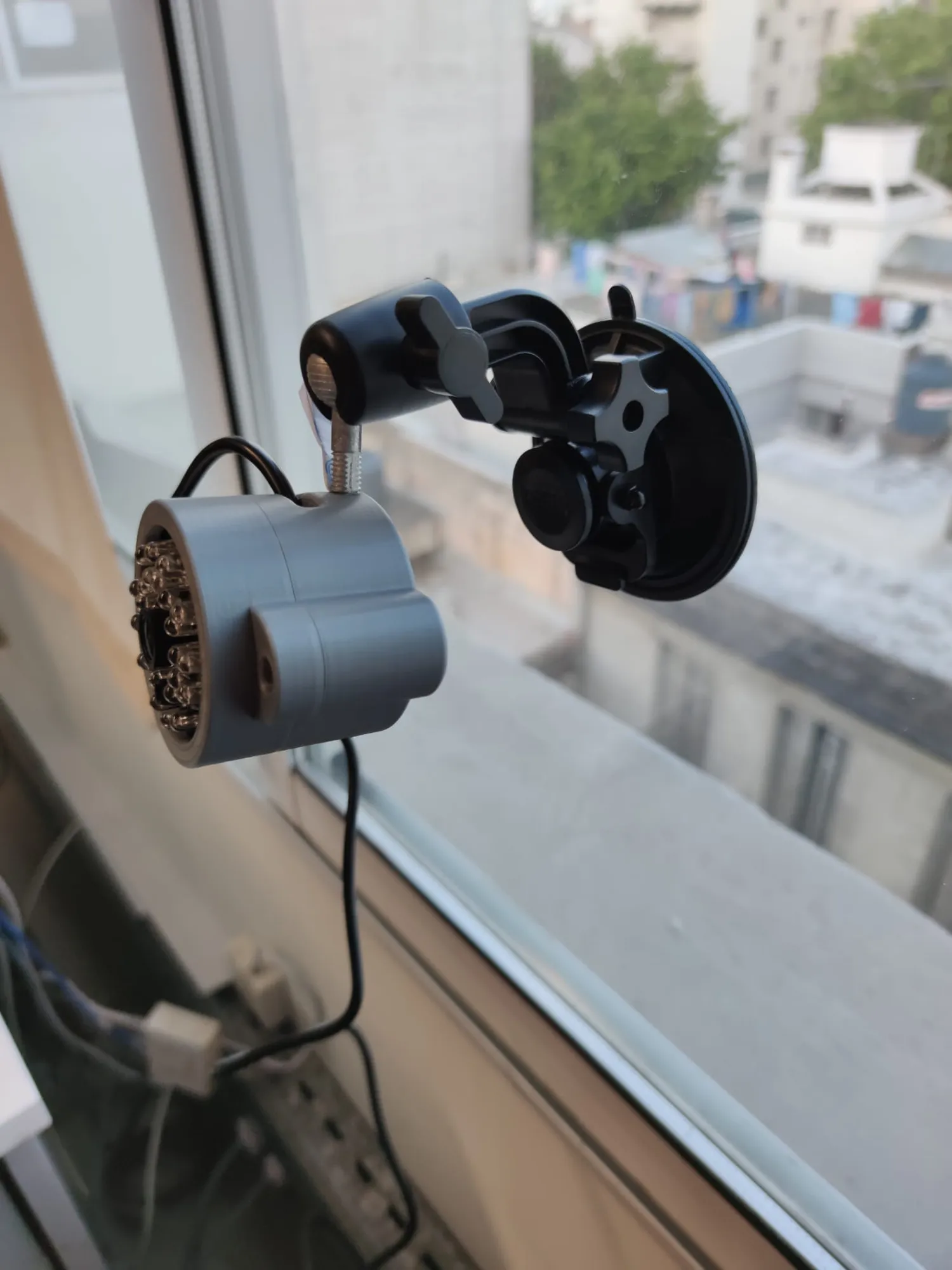 Probando la sujeción con ventosa sobre el vidrio de un apartamento, antes de llevarla al vehículo.