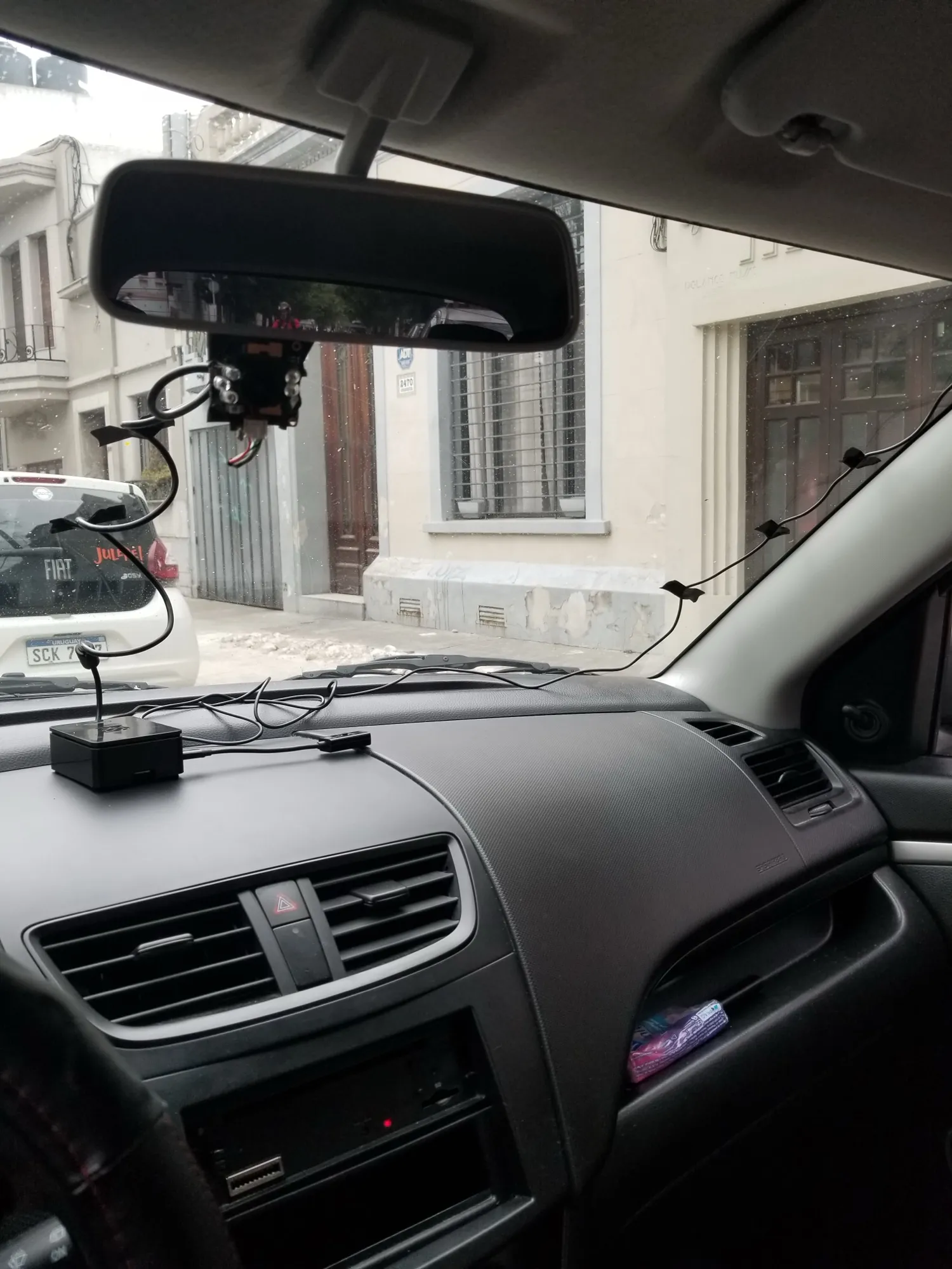 Noviembre de 2020. La primera versión que efectivamente anduvo arriba de un auto: caja, cámara y cables a la vista.
